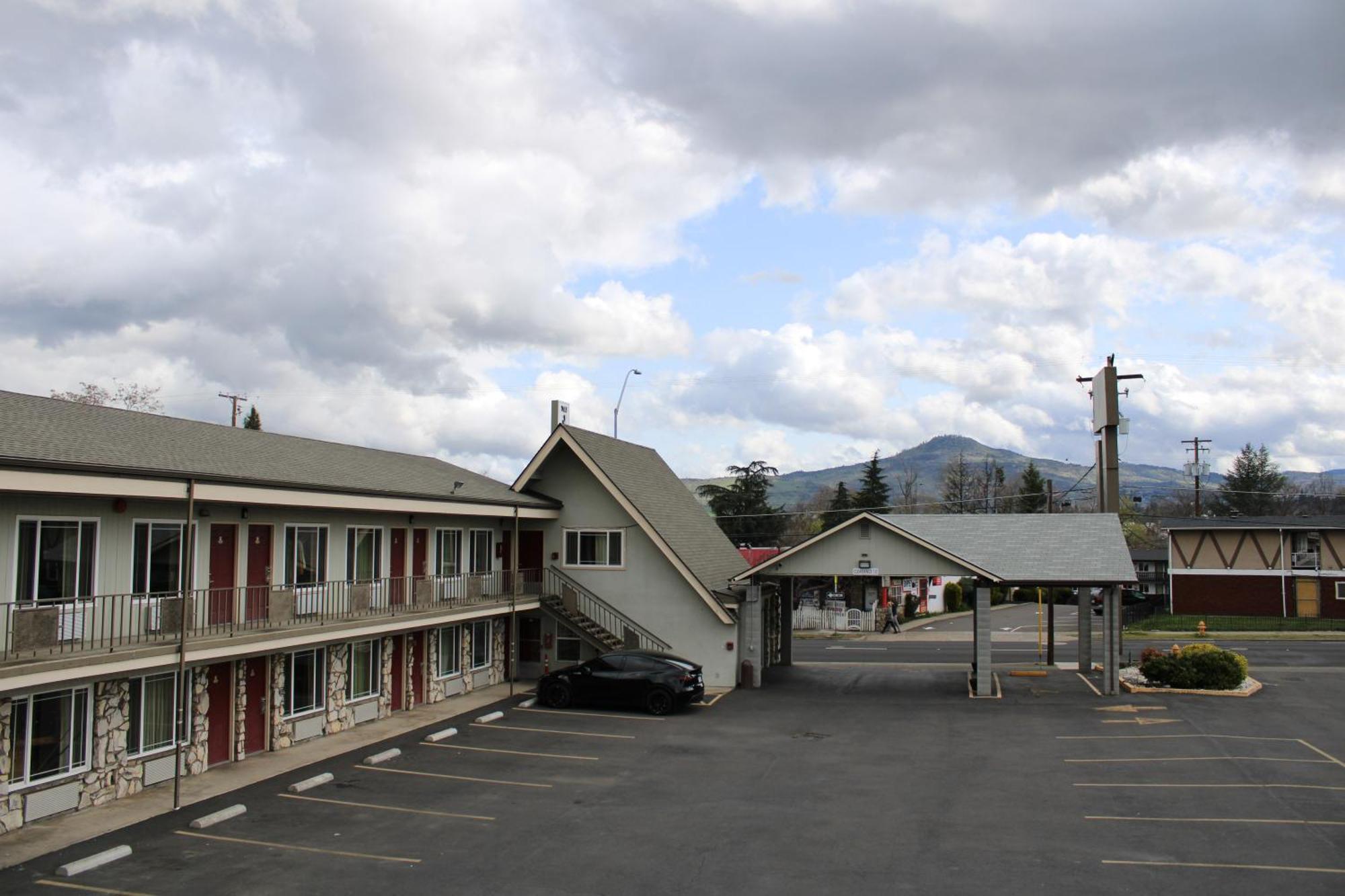 Pine Tree Inn Medford Eksteriør bilde